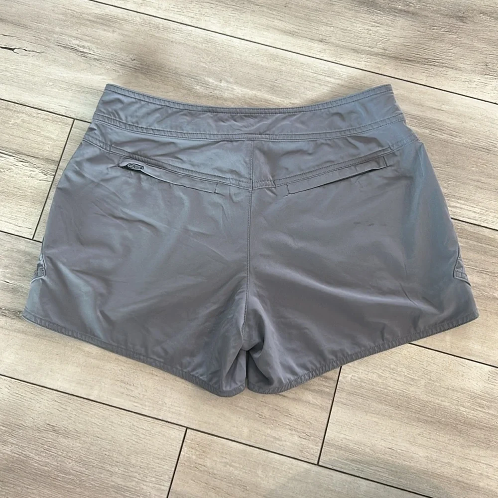 Athleta Gray Wahina Side Zip Back Pockets shorts size 4